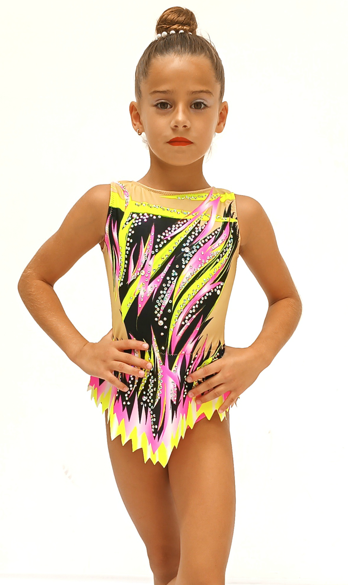 Maillot de gimnasia rítmica para niña con diseño vibrante en rosa, amarillo neón y negro. Decorado con pedrería brillante y detalles en color nude, ofrece un ajuste cómodo y libertad de movimiento. Ideal para destacar en entrenamientos o competiciones.