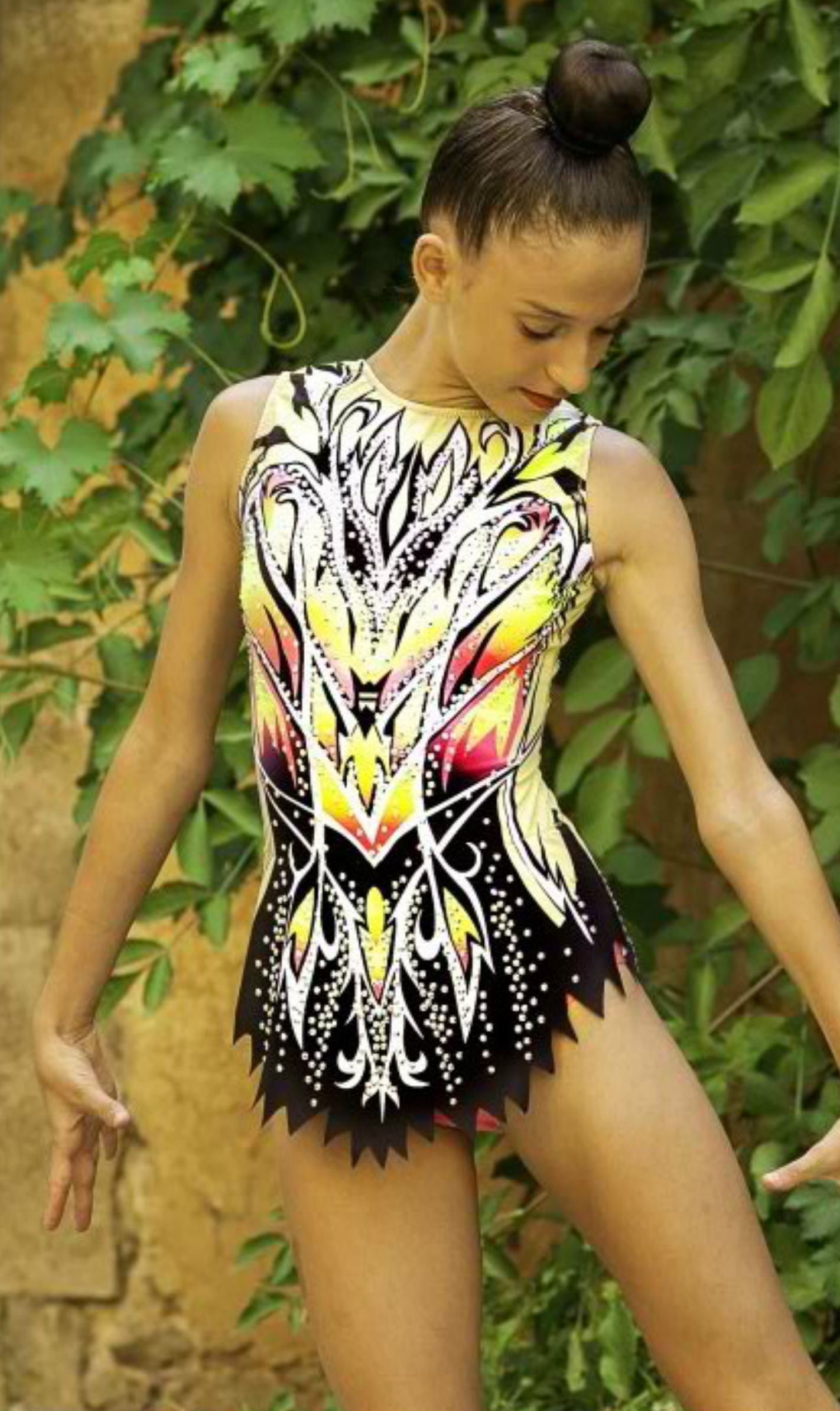 Maillot de gimnasia llamativo con diseño en tonos vivos y pedrería brillante. Tela elástica, ligera y cómoda, perfecta para gimnasia, danza o patinaje artístico.