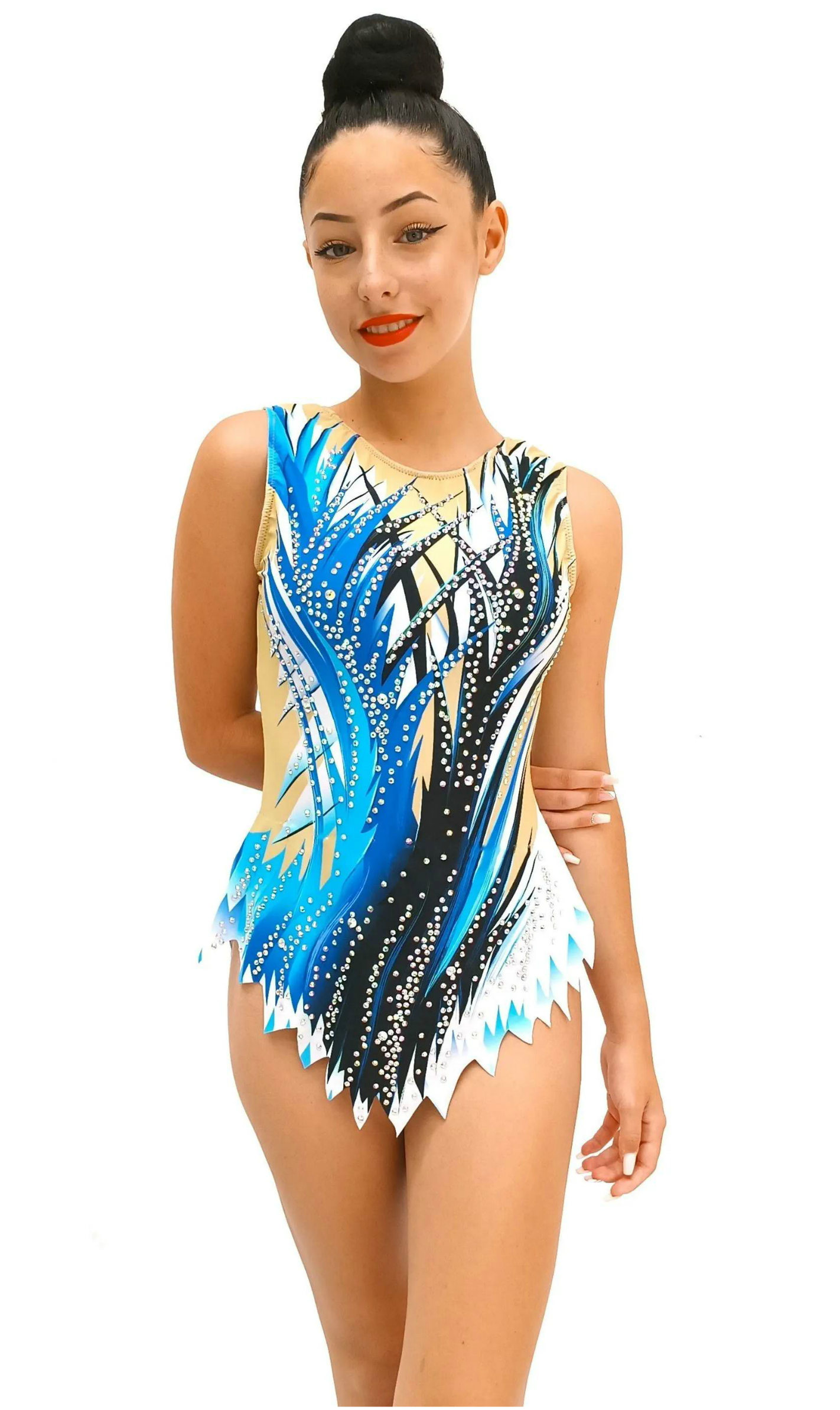 Maillot de gimnasia rítmica con un vibrante diseño en tonos azul, blanco y negro, adornado con pedrería brillante. Su tejido elástico y cómodo se adapta al cuerpo, ofreciendo libertad de movimiento y un acabado elegante ideal para competiciones.