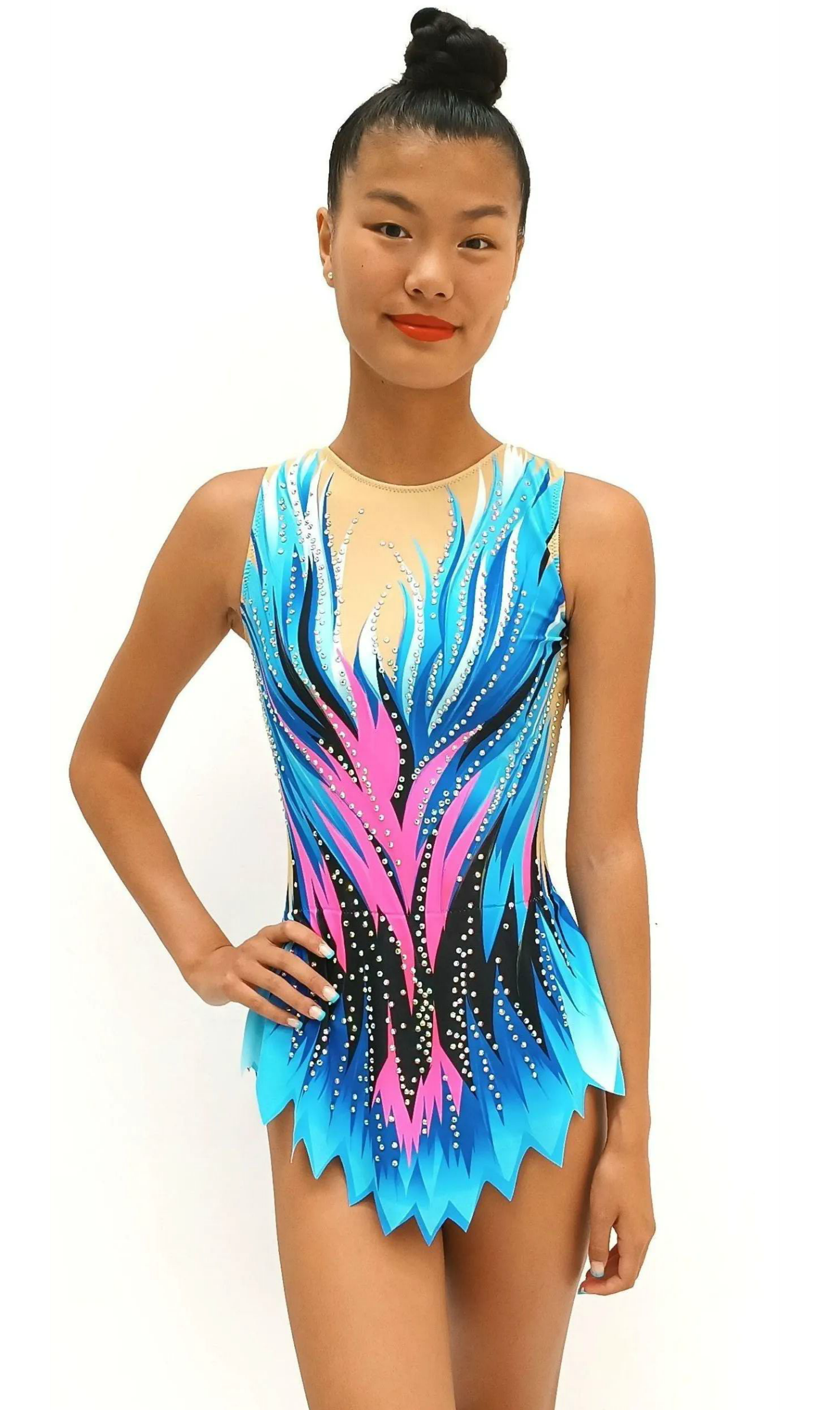 Maillot de gimnasia rítmica con diseño en tonos azules y rosas, decorado con pedrería brillante. Su corte en picos y fondo nude realzan la figura, aportando dinamismo, elegancia y movimiento en cada rutina. Ideal para destacar en competición.
