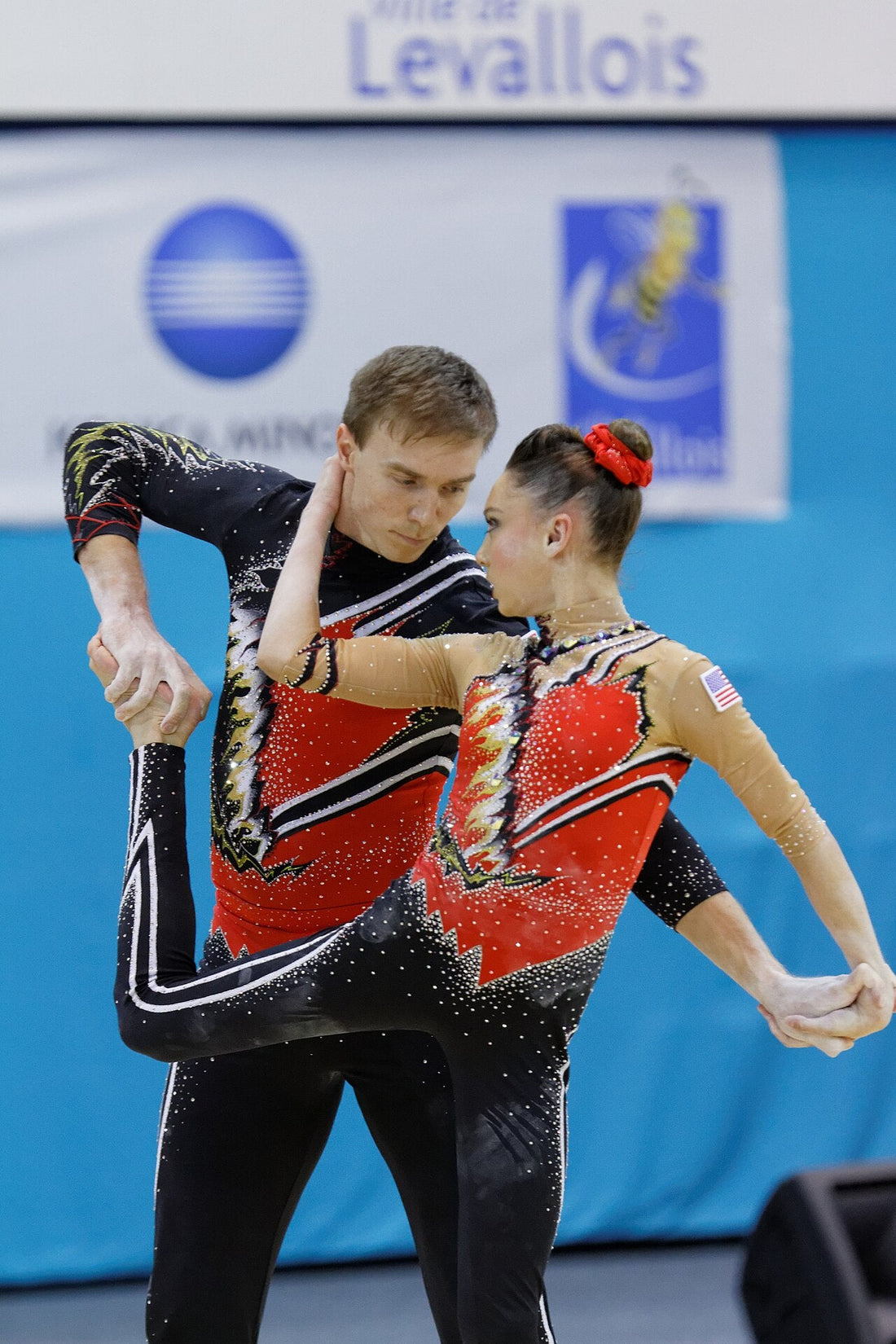 Pareja mixta estadounidense de acrobática en el Mundial de 2014; foto de archivo