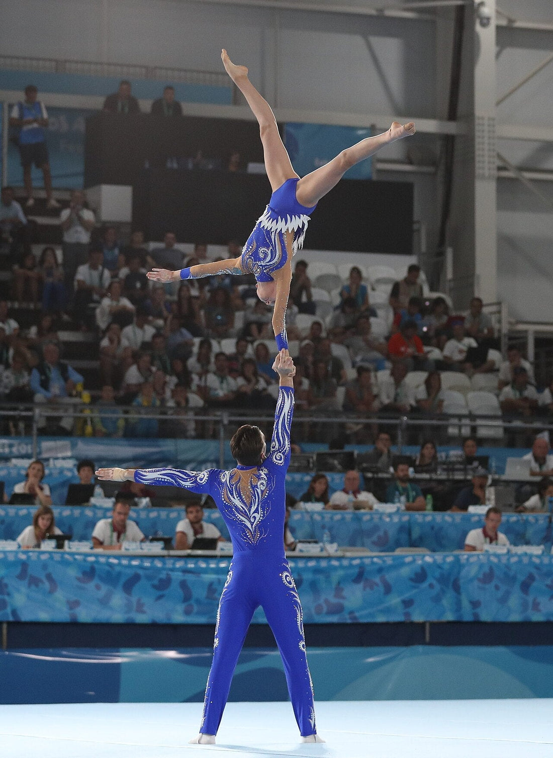 Pareja de acrobática en los Juegos Olímpicos de la Juventud de 2018; foto de archivo