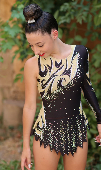 Maillot de gimnasia rítmica negro con detalles de pedrería y diseño asimétrico con una manga larga.