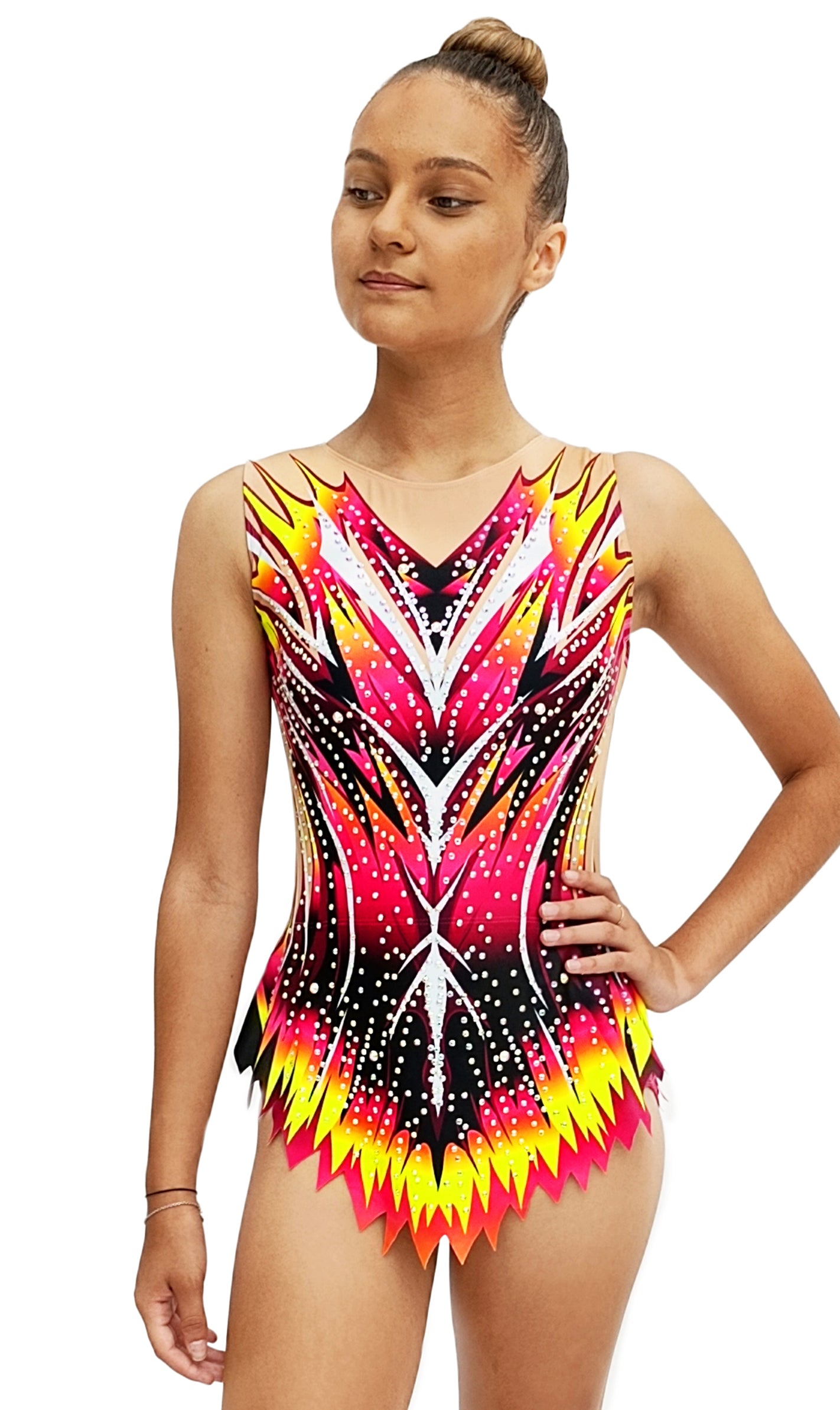 Maillot en tonos rojo, fucsia, amarillo y negro con diseño de llamas y pedrería brillante que acentúa la figura. Presenta escote ilusión en nude y acabado inferior en picos tipo falda, aportando dinamismo y energía visual. Sin mangas y ajustado, ideal para destacar en competición.