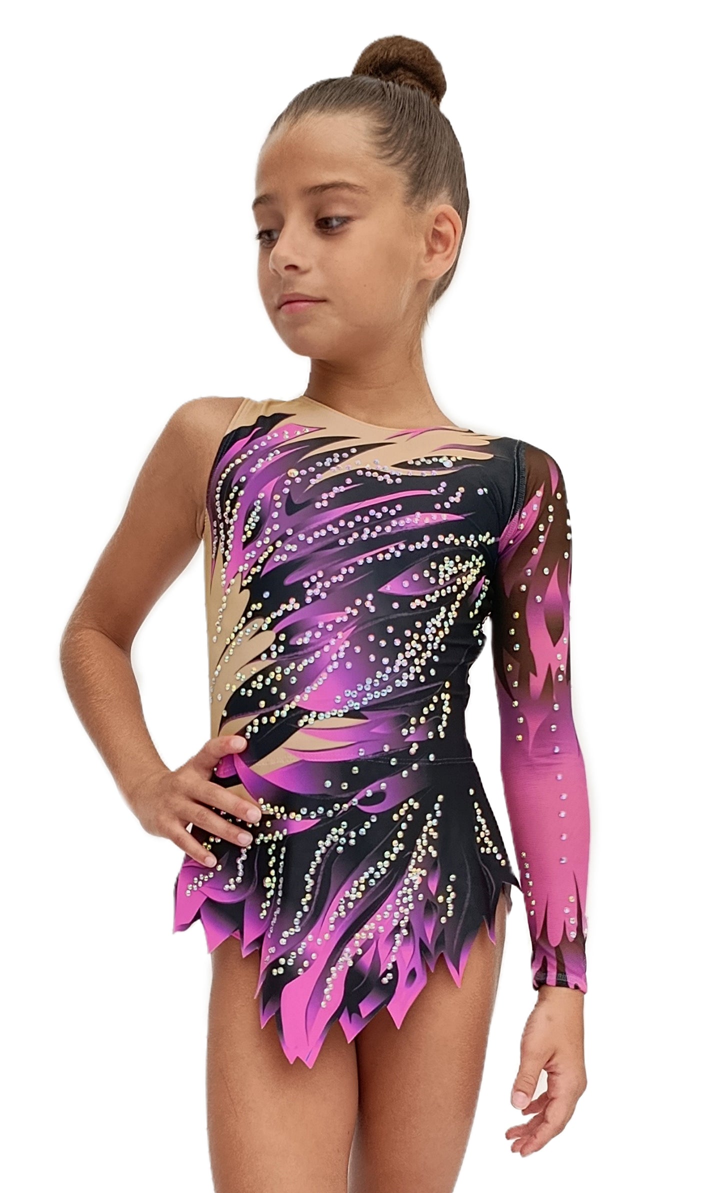 Maillot deportivo en tonos negro, rosa y nude, con diseño asimétrico y manga larga. Decorado con pedrería brillante y detalles en forma de llamas. Escote ilusión y falda en picos. Elegante y llamativo para competición.