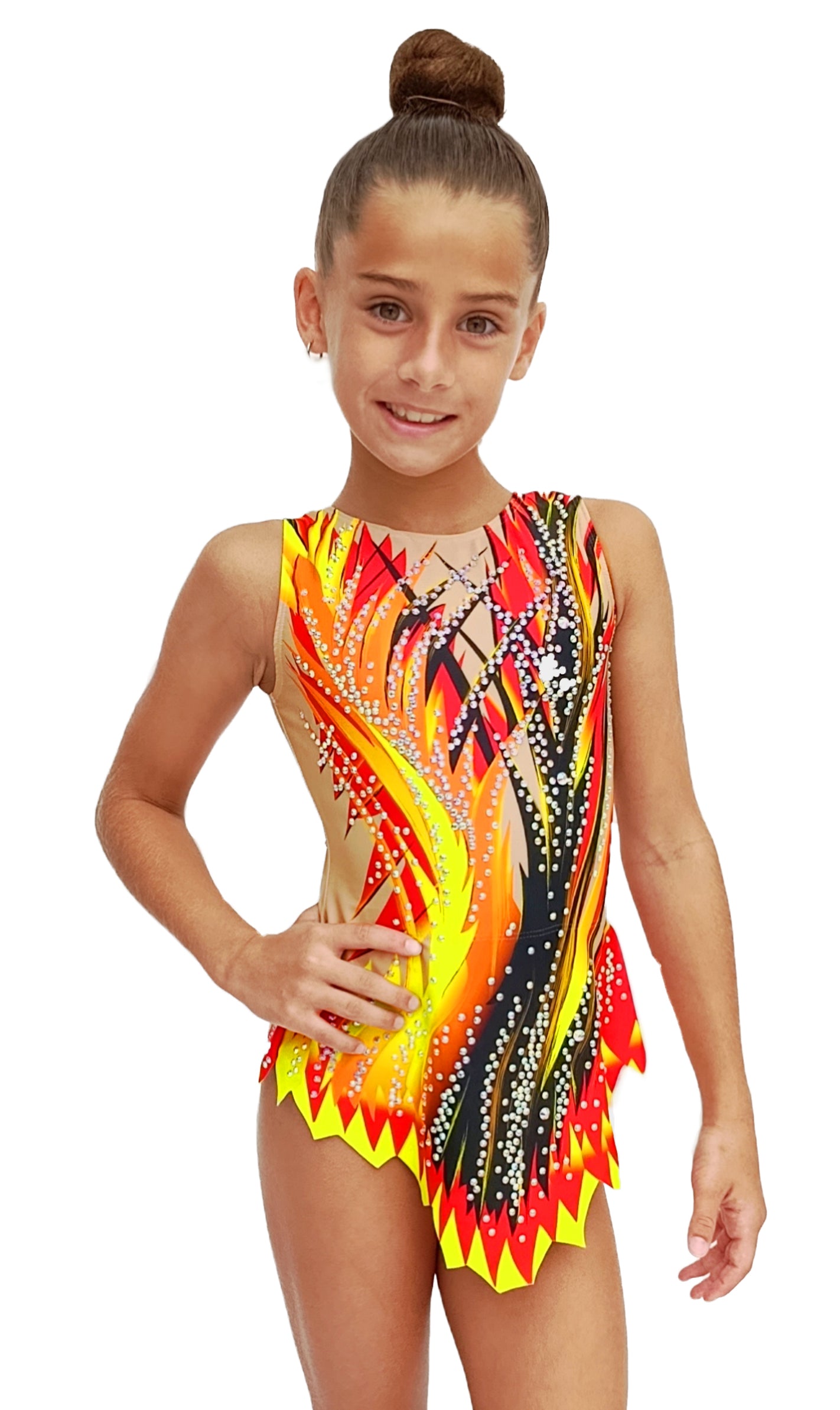 Maillot de patinaje con diseño de llamas en rojo, naranja, amarillo y negro, decorado con pedrería que aporta brillo y dinamismo. Escote ilusión en nude y acabado en picos asimétricos tipo falda. Ajustado y sin mangas, ideal para destacar en competición.