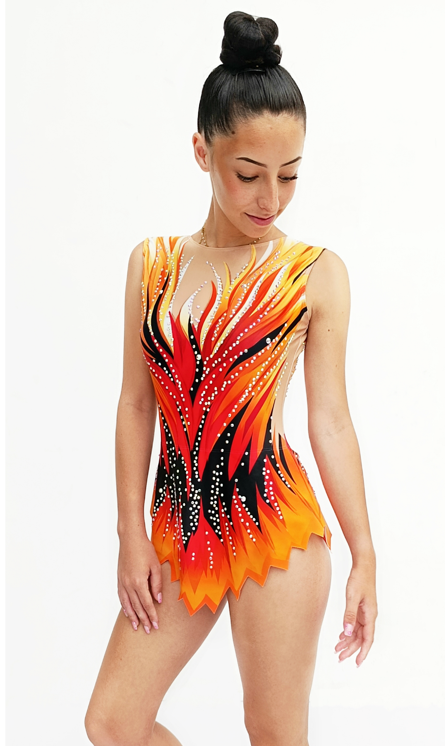 Maillot de gimnasia rítmica sin mangas con diseño de llamas en rojo, naranja y negro, decorado con pedrería brillante.