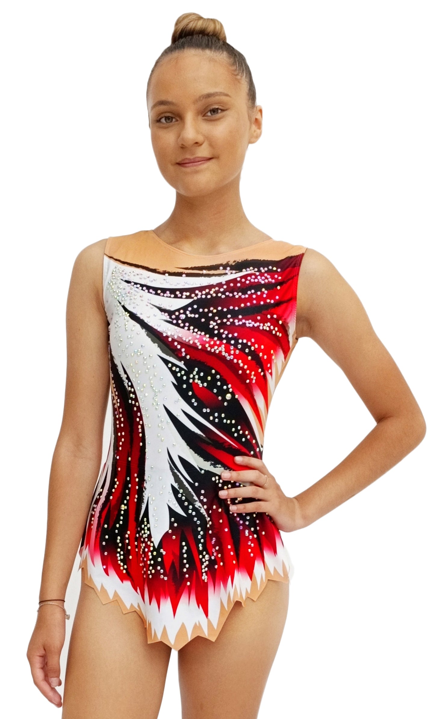Maillot de gimnasia con patrones plumados en colores contrastados. Un diseño con pedrería deslumbrante destacando los colores rojos.
