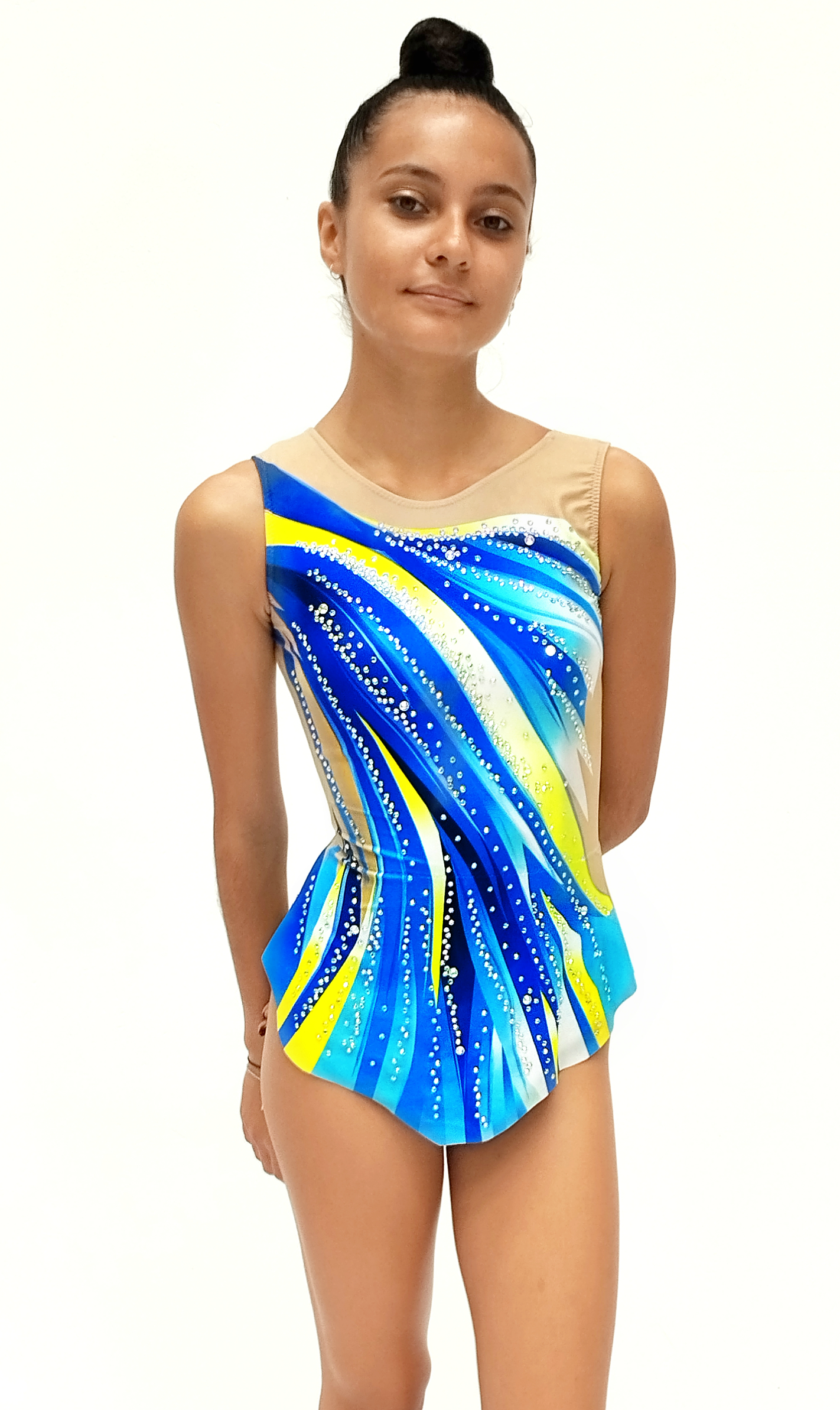 Maillot de gimnasia rítmica con diseño en ondas azules, amarillas y blancas, decorado con pedrería brillante que aporta movimiento y luz. Confeccionado en lycra elástica  para mayor comodidad y elegancia en cada rutina. Ideal para destacar en competiciones.