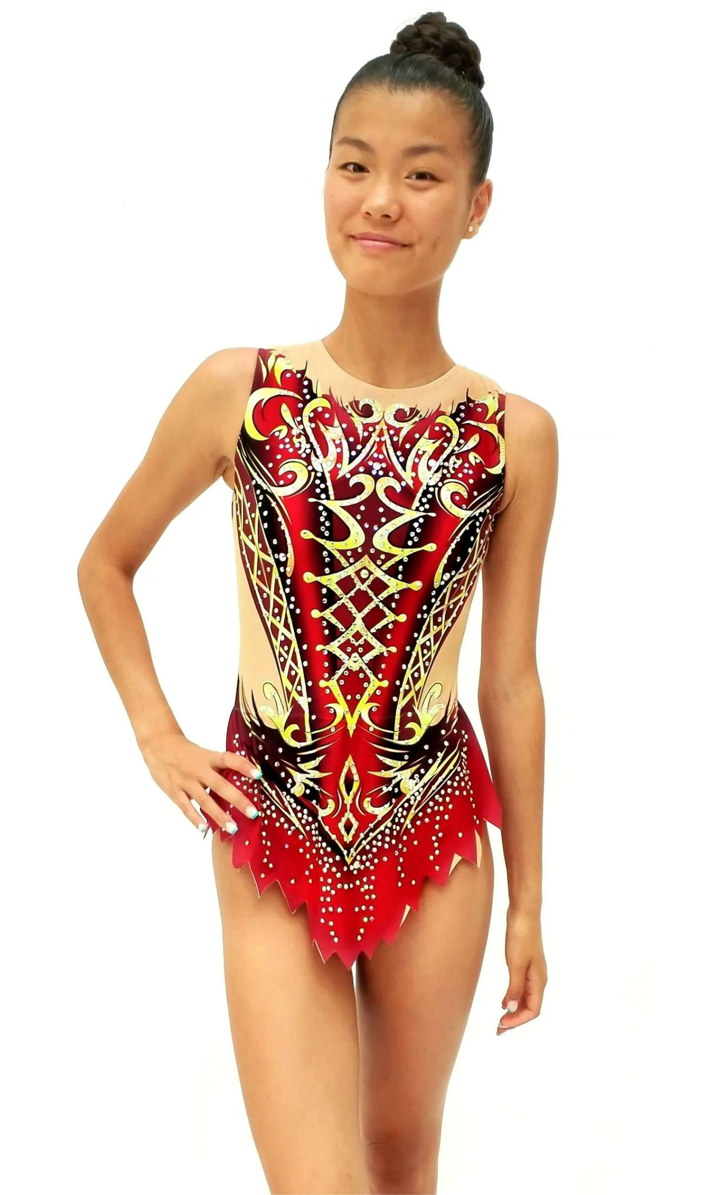 Este maillot de gimnasia rítmica destaca por su intenso color rojo con detalles dorados y negros que forman un diseño simétrico y elegante. La pedrería brillante resalta cada línea del traje, aportando un toque de lujo y movimiento. Su forma entallada y su acabado en picos lo hacen perfecto para lucir con fuerza y estilo en cada rutina.