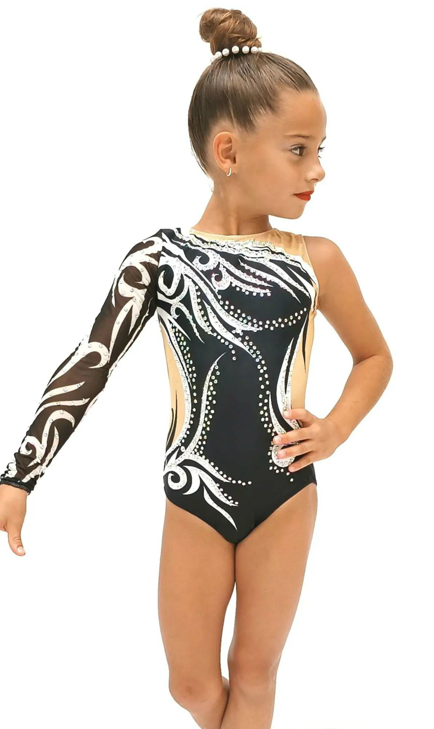 Maillot de gimnasia rítmica de niña en tonos negro, nude y blanco, con diseño asimétrico y manga larga de tul. Decorado con pedrería brillante que resalta cada movimiento. Elegante, cómodo y perfecto para destacar en competiciones.