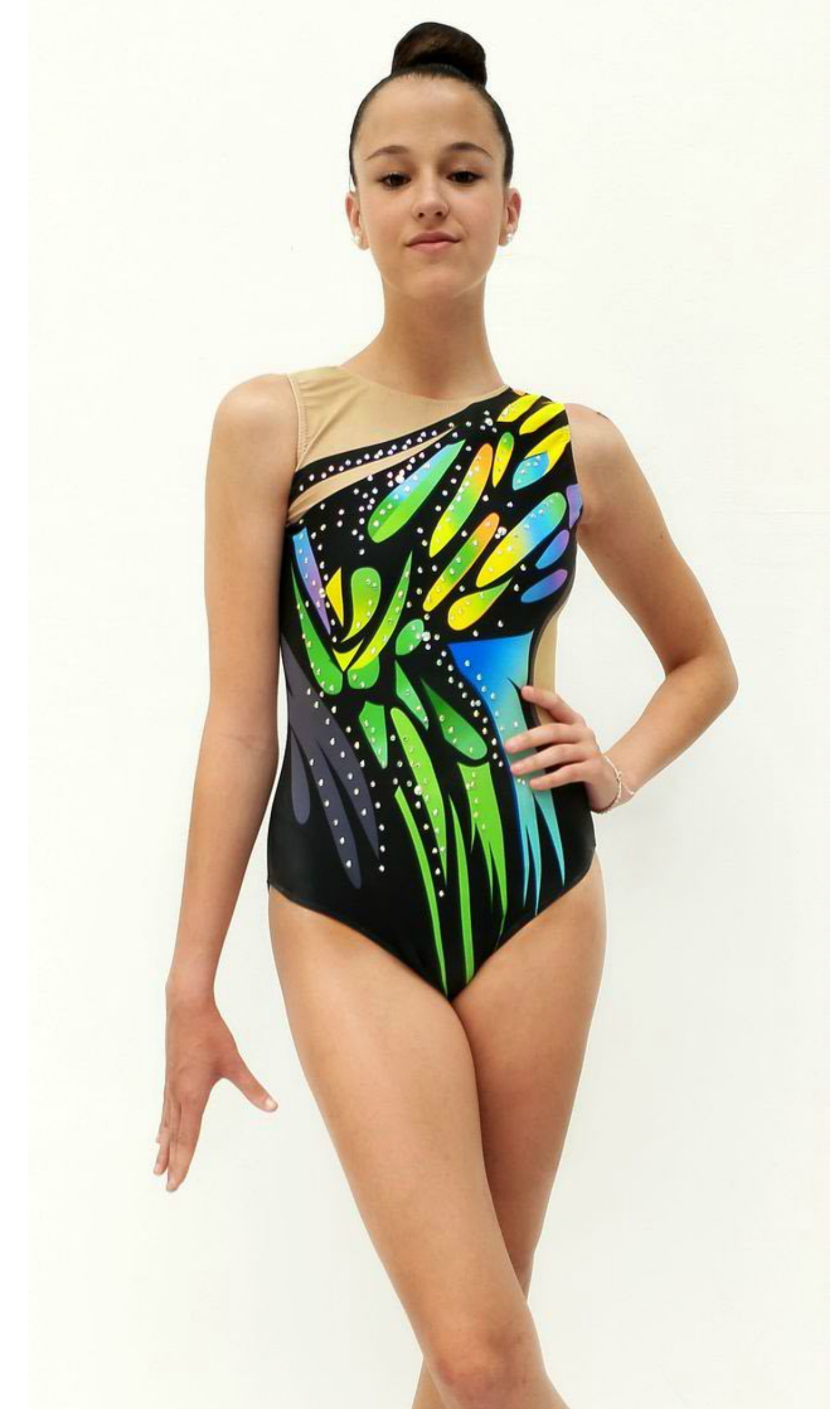 Maillot de gimnasia en negro con estampado neón y pedrería brillante. Diseño juvenil, cómodo y llamativo, perfecto para destacar en competición.