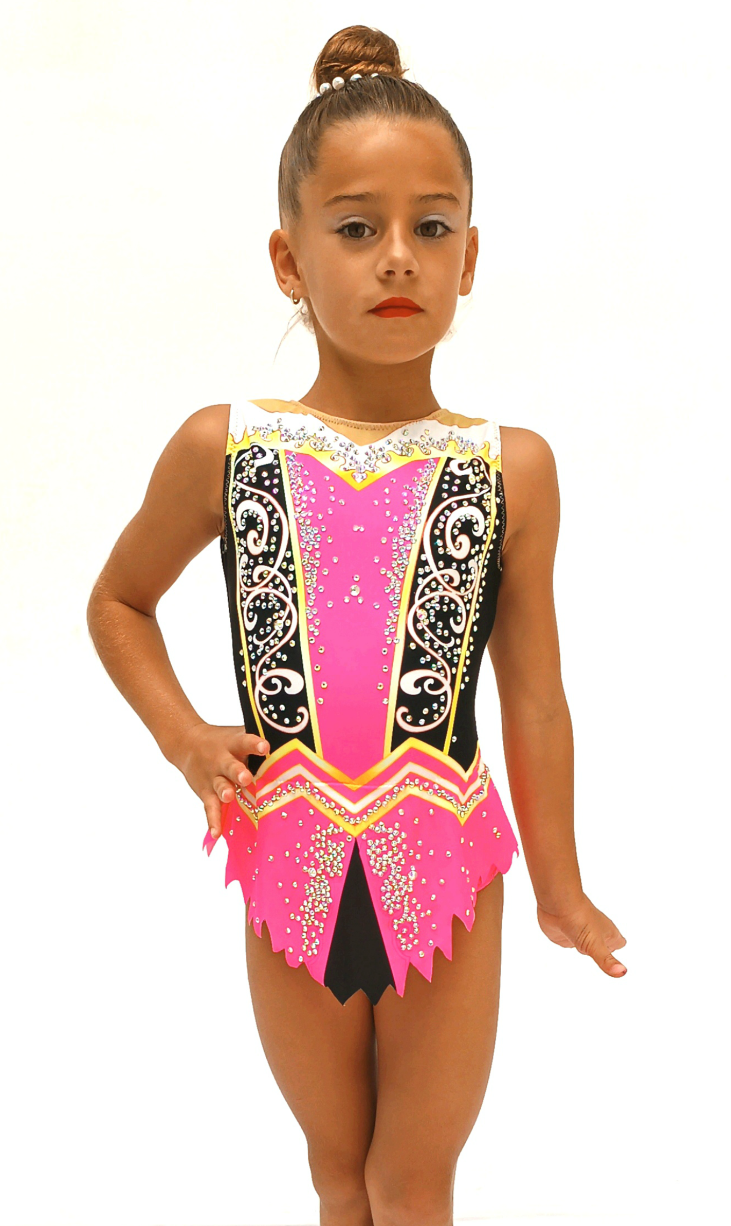 Maillot de gimnasia rítmica en rosa, con detalles en negro, blanco y amarillo. Decorado con pedrería brillante y falda en picos, ofrece un diseño llamativo y elegante ideal para competiciones. Fabricado con materiales elásticos y cómodos que permiten total libertad de movimiento.