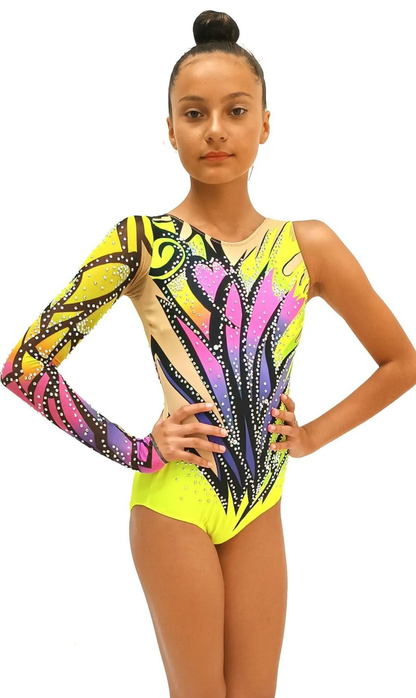 Destaca en la pista con este maillot deportivo de manga larga asimétrica en vibrantes colores amarillo, rosa y lila. Su diseño moderno con pedrería brillante y corte cómodo lo convierte en la opción ideal para competiciones de alto nivel. Elegancia, color y libertad de movimiento en una sola prenda.