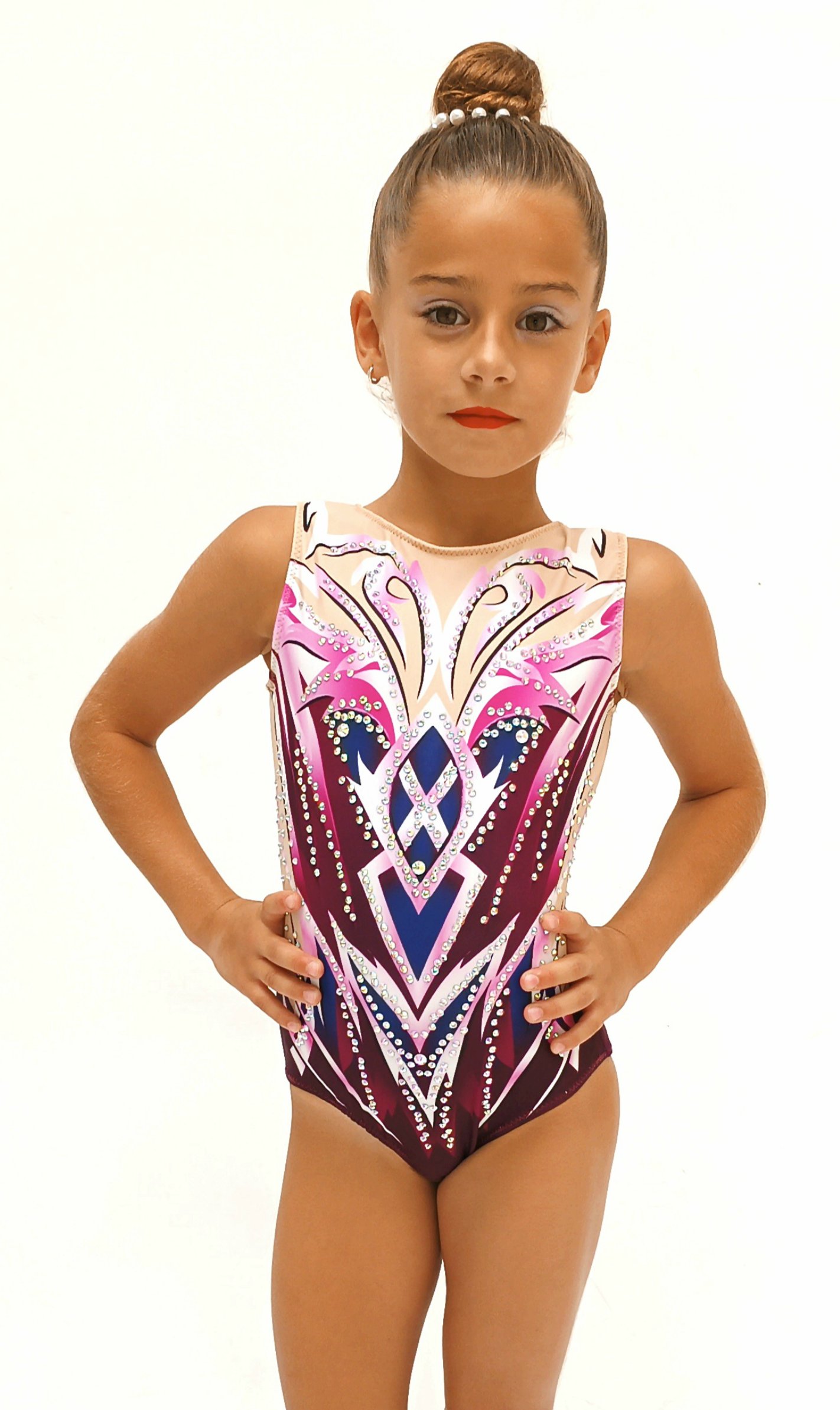 Maillot deportivo con un diseño moderno con brillantes en tonos burdeos, rosa y lila. Sin mangas, cómodo y flexible, ideal para entrenamientos y competiciones. ¡Brilla con estilo y confianza!